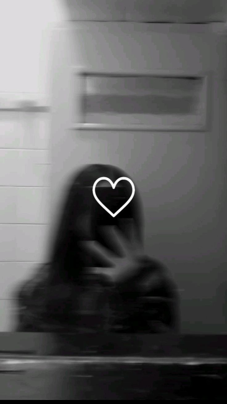 Autorretrato em Preto e Branco: Foto de Perfil Feminino