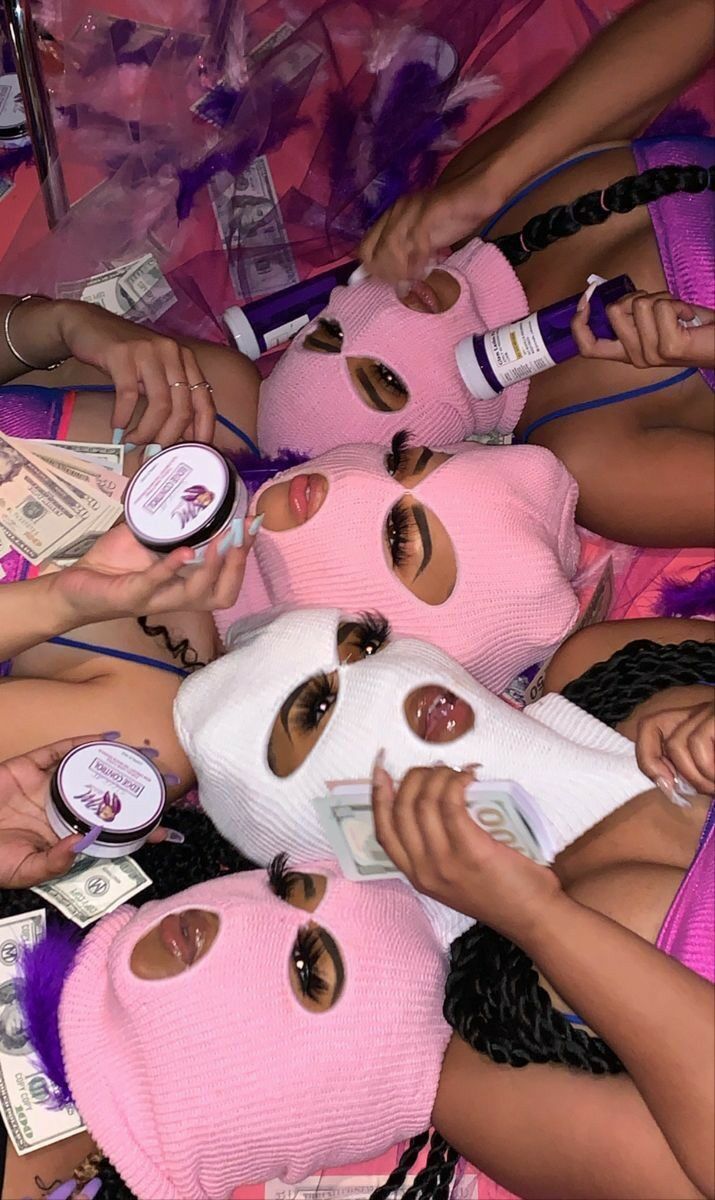 Balaclavas Femininas Rosa e Branca com Dinheiro