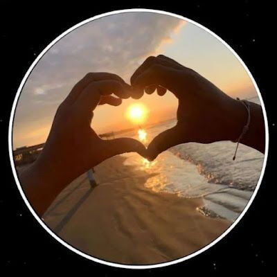 Coração nas Mãos ao Pôr do Sol na Praia