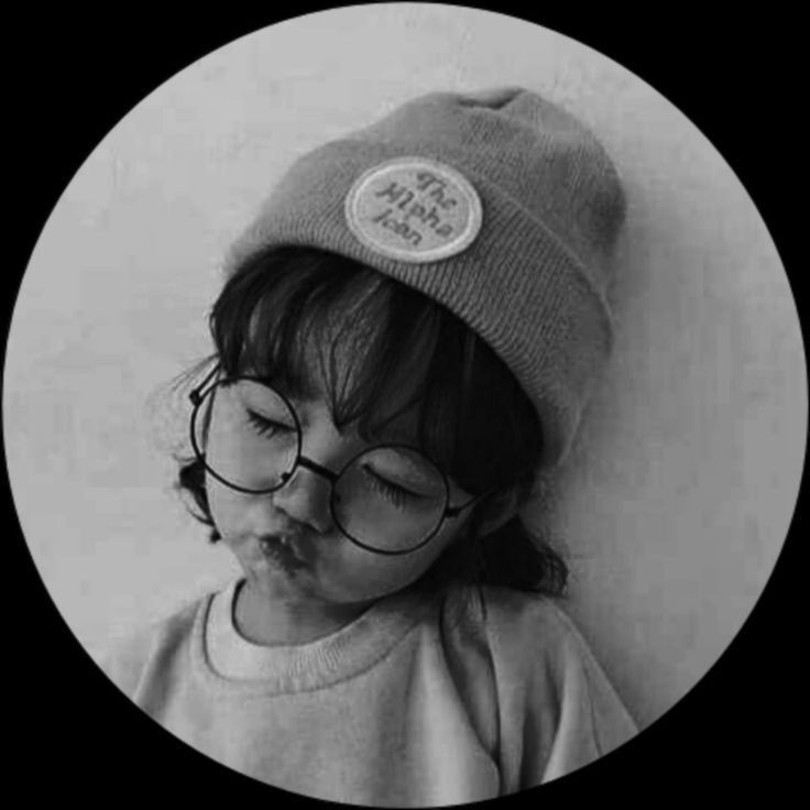 Criança Fofa com Óculos: Foto para Perfil Whatsapp
