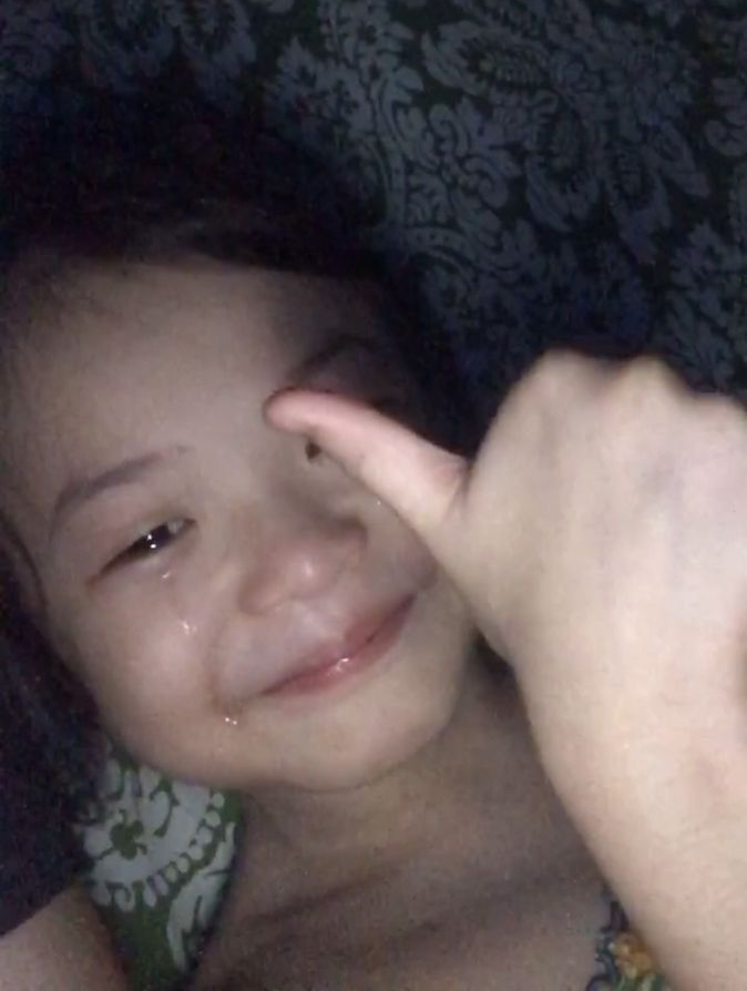 Criança Triste com Sorriso para Perfil