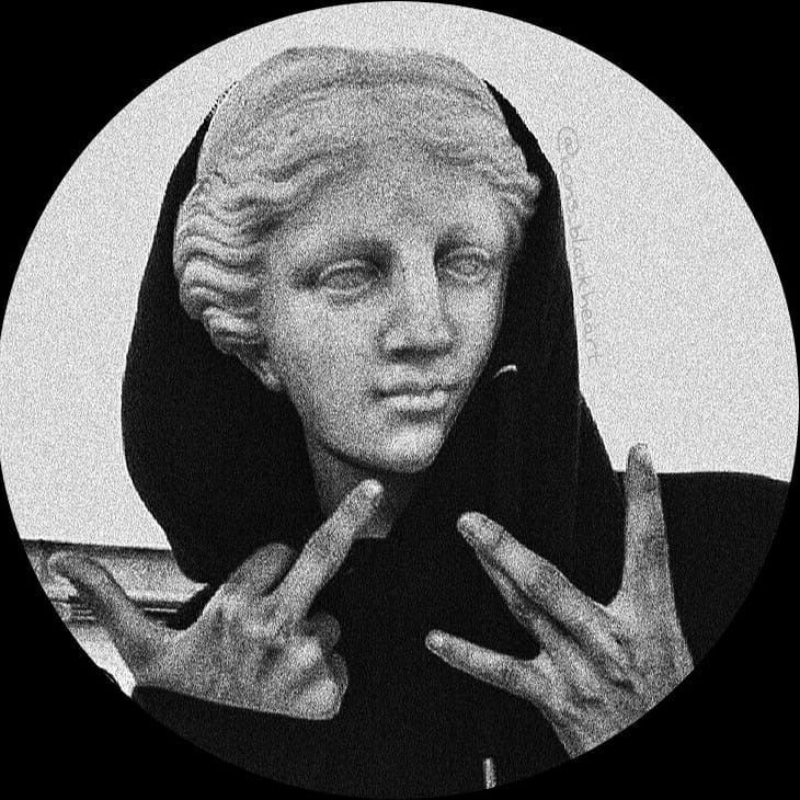 Escultura Clássica com Capuz Moderno para Perfil