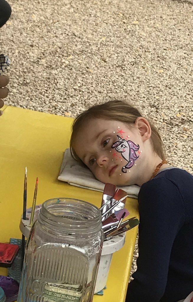 Foto de Criança com Pintura Facial Triste