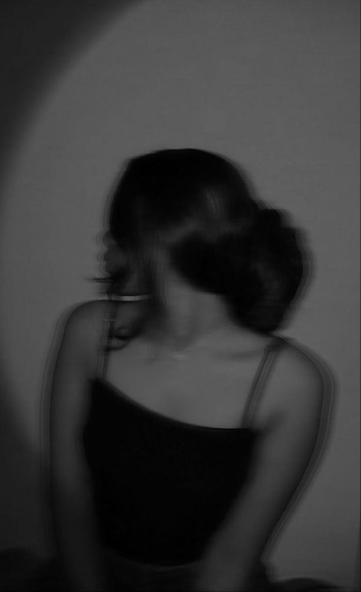 Foto de Perfil Feminino Artística e Misteriosa em Preto e Branco