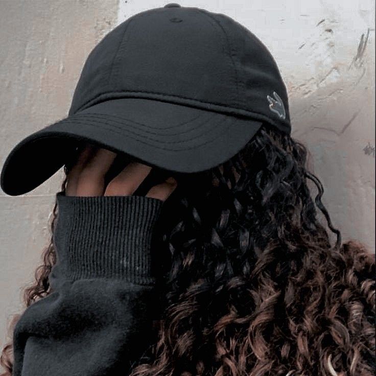 Foto de Perfil Feminino com Cabelo Cacheado e Boné Preto