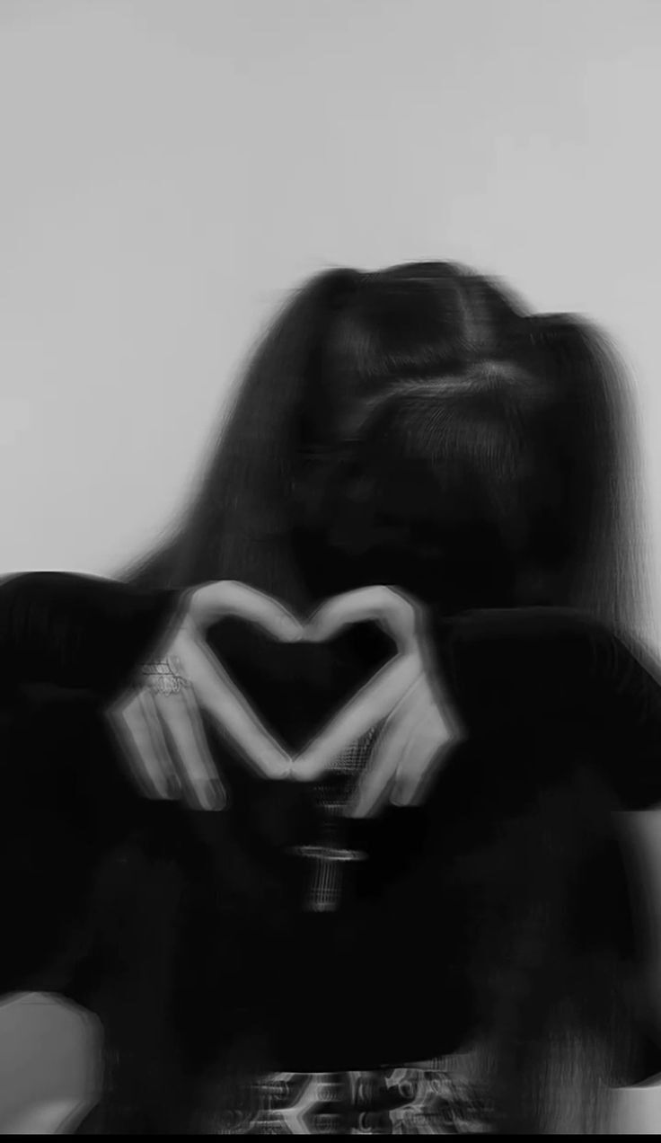 Foto de Perfil Feminino com Coração em Preto e Branco