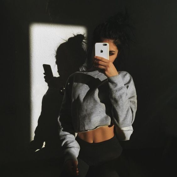 Foto de Perfil Feminino com Luz Dramática e Estilo Moderno