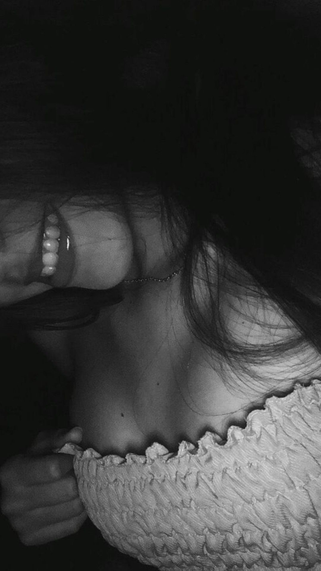 Foto de Perfil Feminino com Sorriso e Cabelo Estilizado