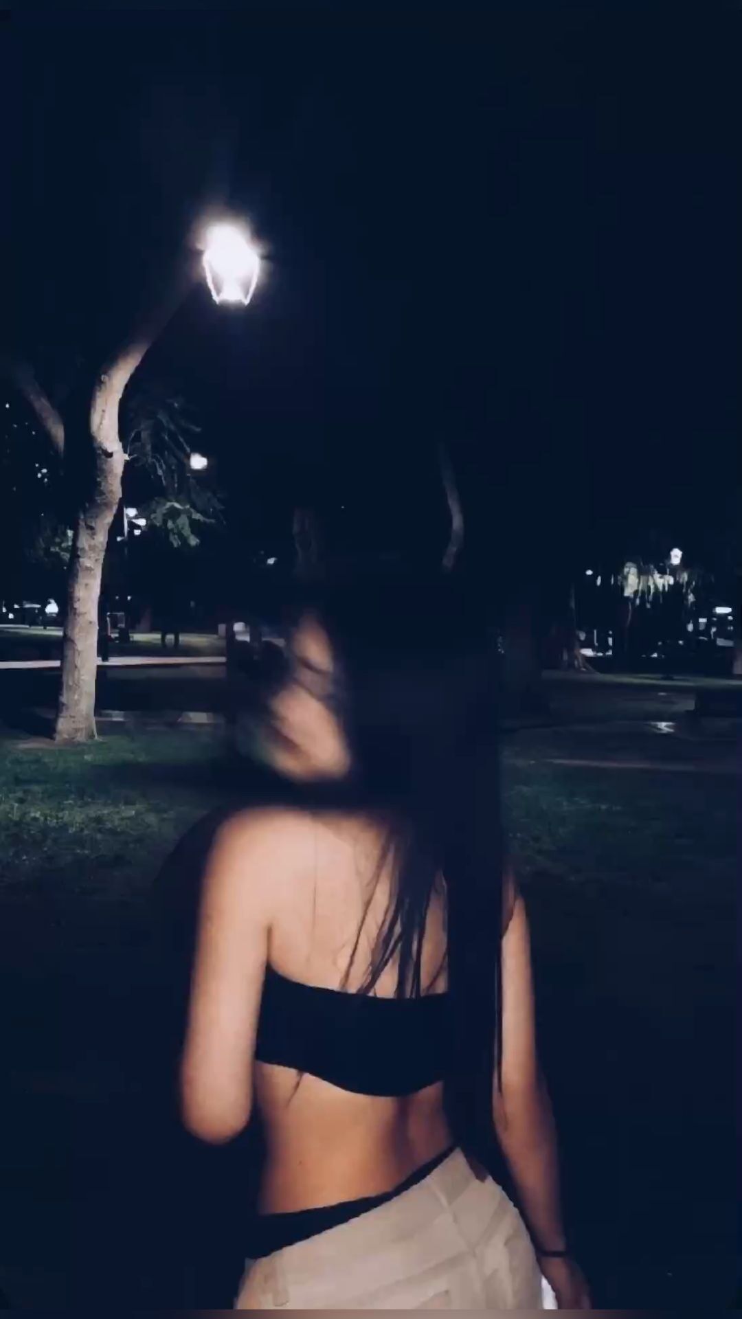 Foto de Perfil Feminino em Ambiente Noturno e Estilizado