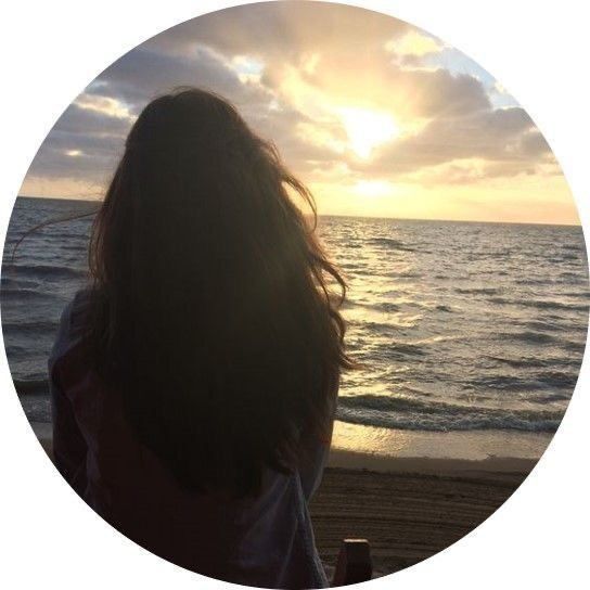 Foto de Perfil Feminino em Praia durante Pôr do Sol