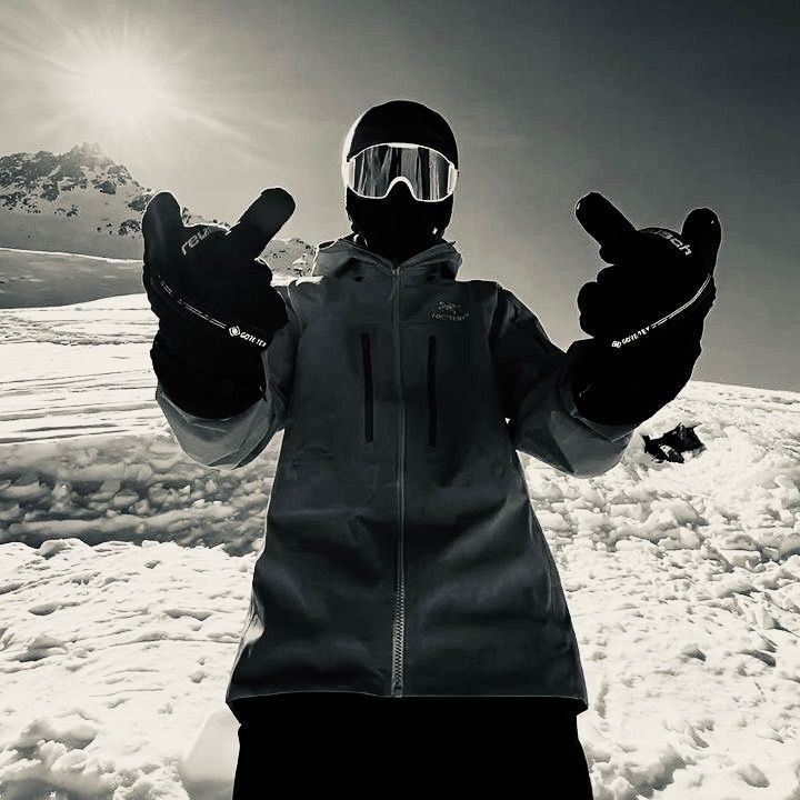 Foto de Perfil Masculino em Ambiente de Neve