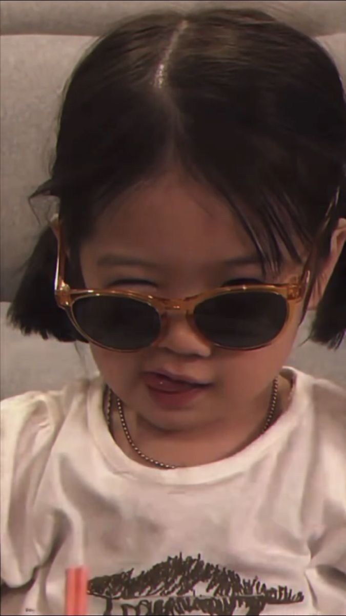 Foto Engraçada de Criança com Óculos para Perfil