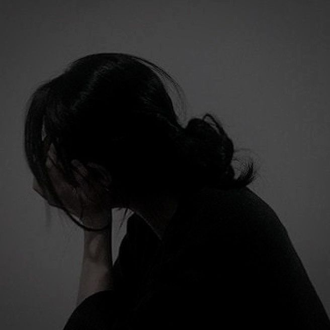 Foto Triste de Perfil com Atmosfera Sombria