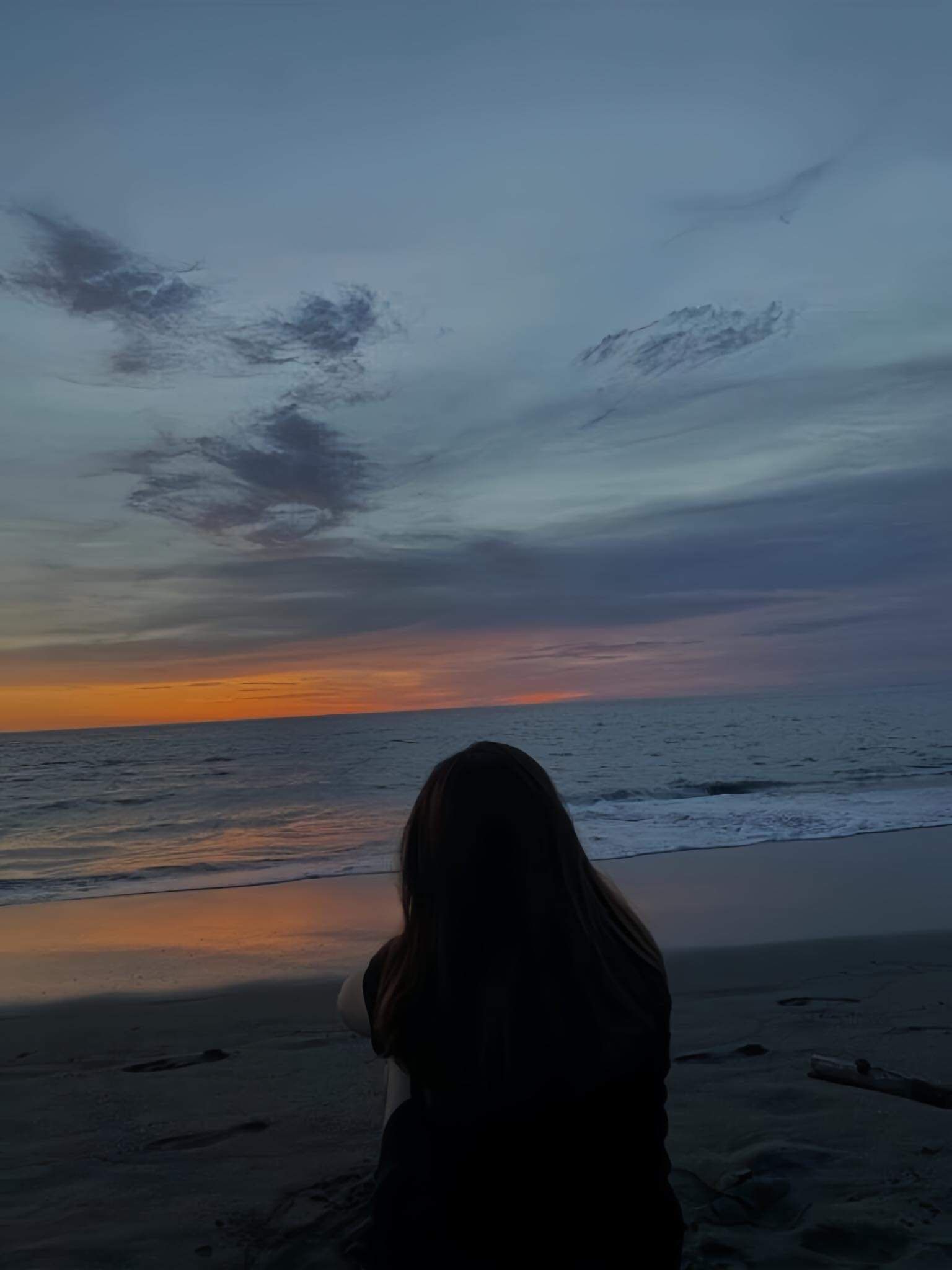 Foto Triste de Pessoa na Praia ao Pôr do Sol