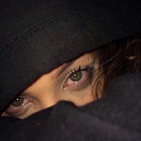 Foto Triste para Perfil com Capuz Preto