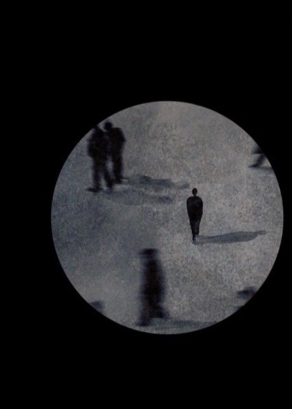 Foto Triste para Perfil com Silhuetas Desfocadas