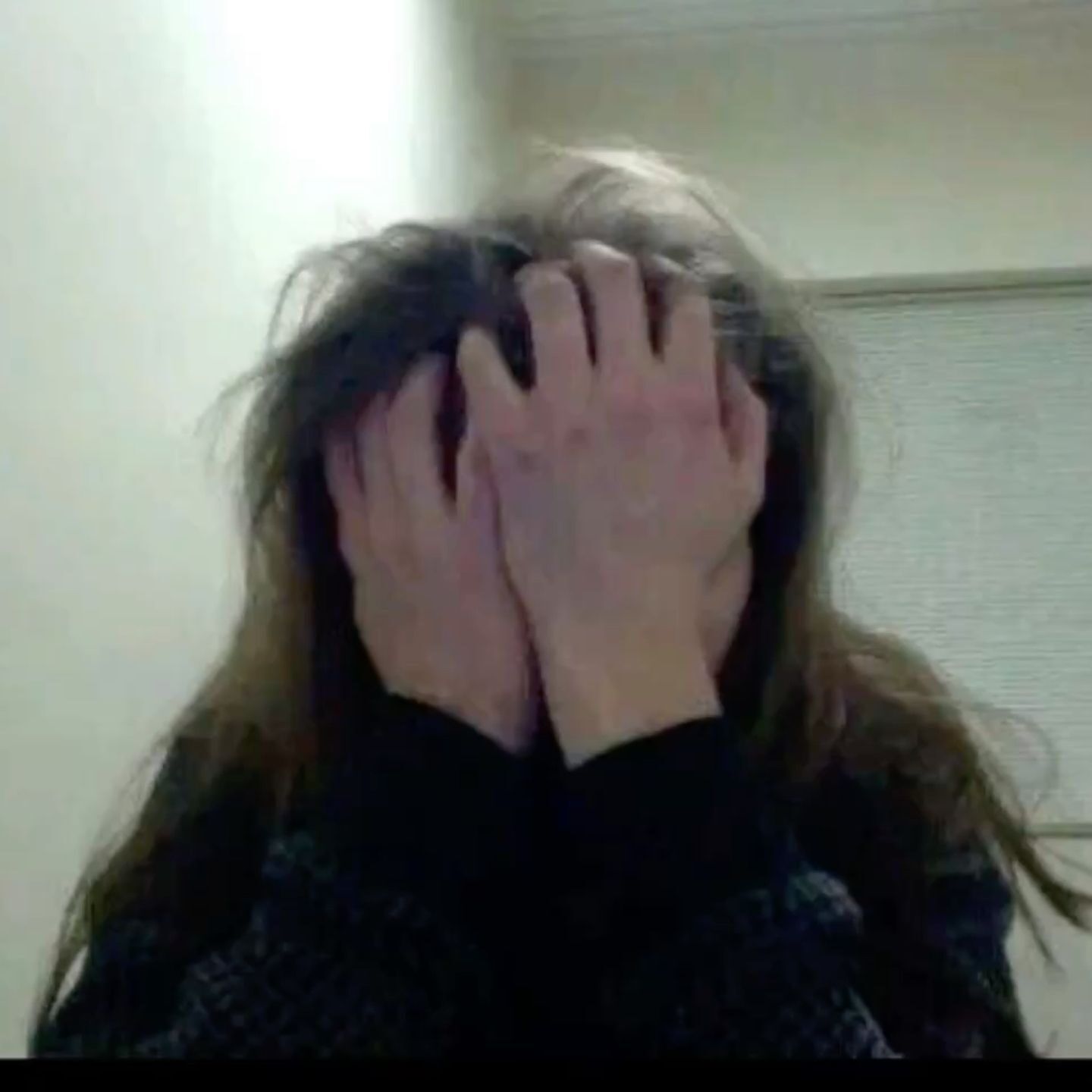 Foto triste para perfil em ambiente interno