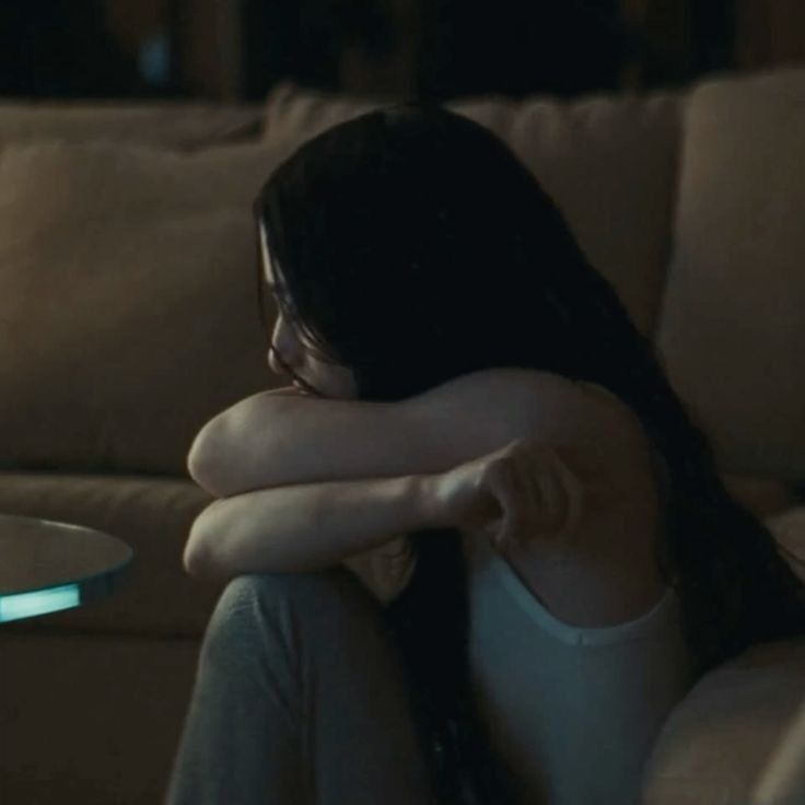 Foto Triste para Perfil em Sofá