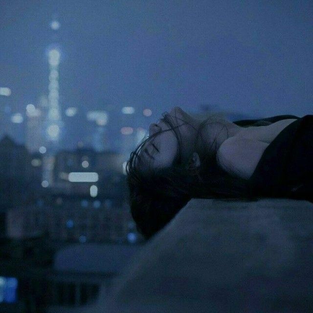 Foto Triste para Perfil Noturna e Intensa