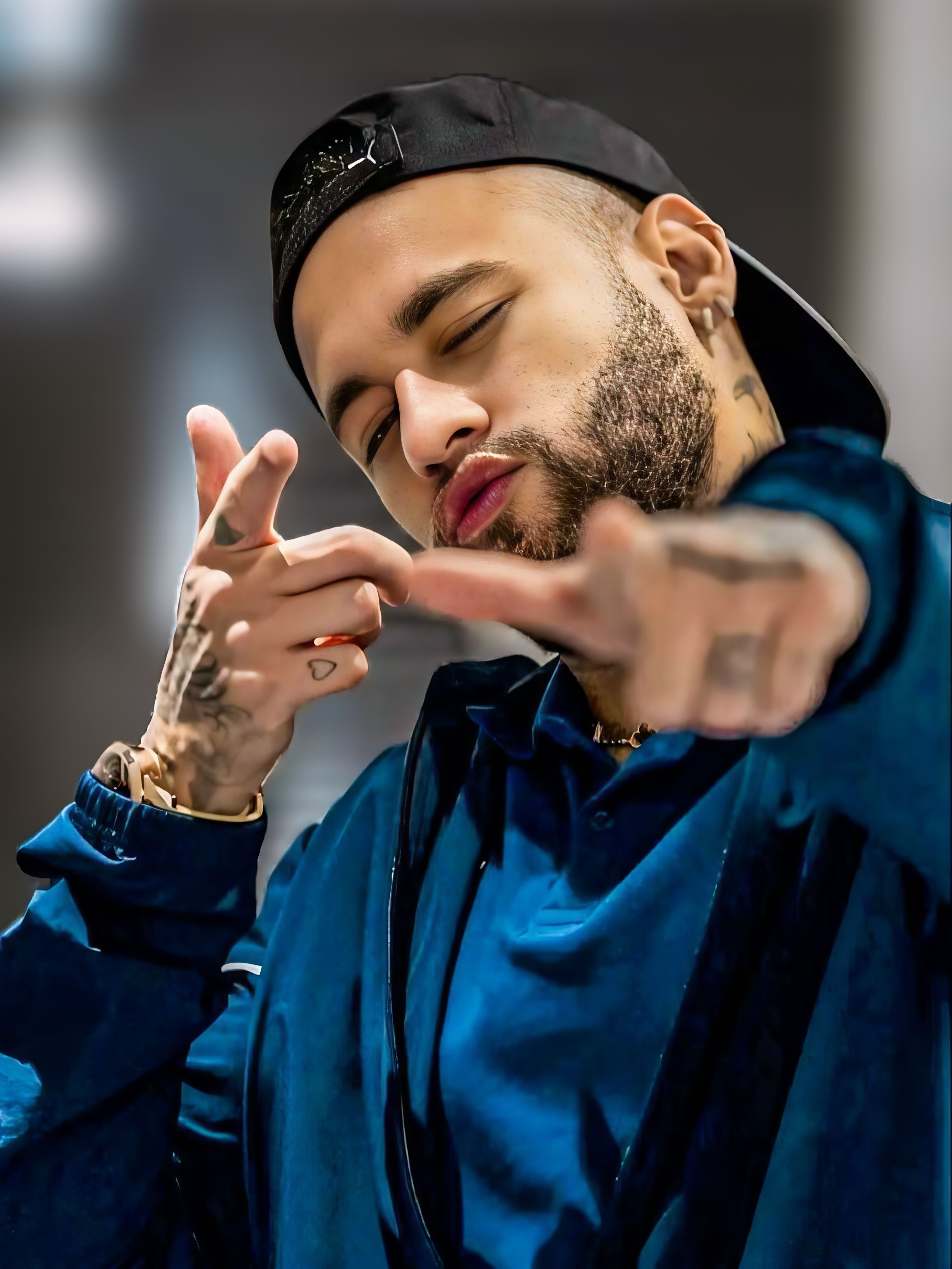 Homem de Boné Preto com Tatuagens para Perfil