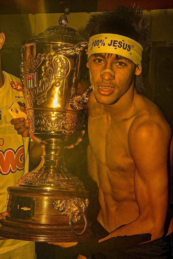 Homem Sem Camisa com Troféu 100% JESUS