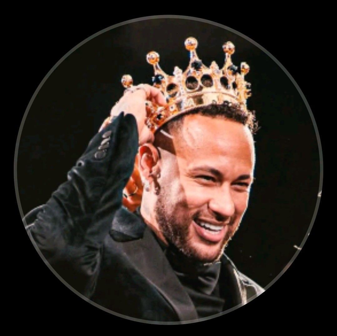 Homem Sorridente com Coroa para Perfil