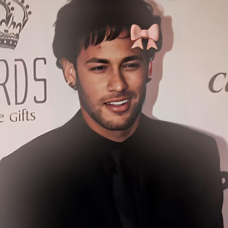 Homem Sorridente em Terno Preto para Perfil