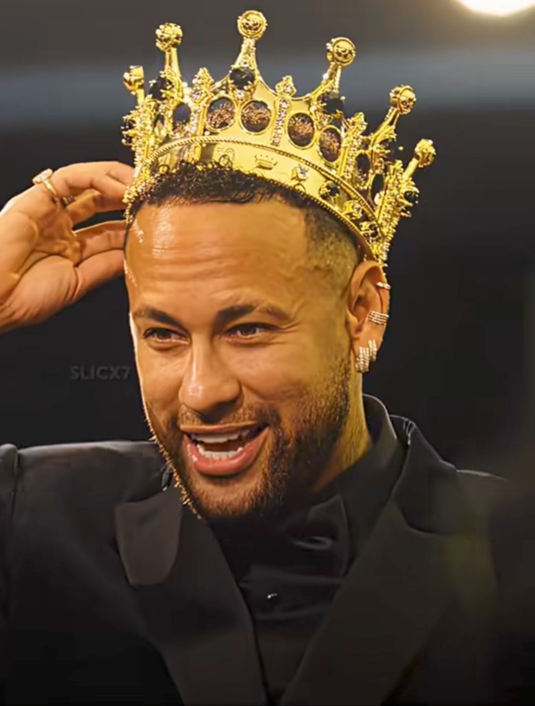 Homem sorrindo com coroa para perfil