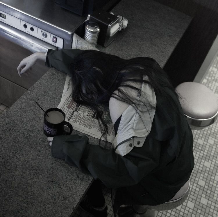 Imagem Triste para Perfil com Café e Jornal