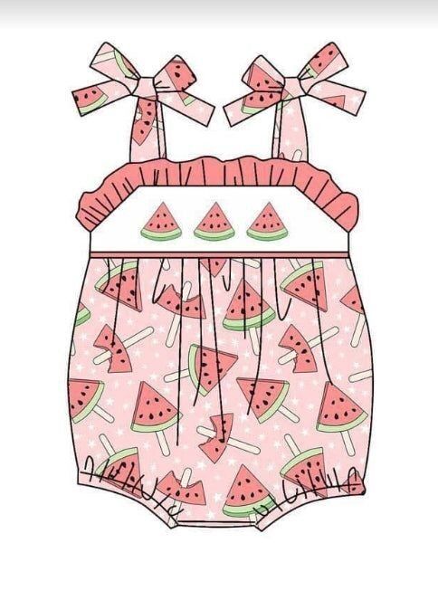 Macacão de bebê com estampa de melancia em fundo rosa