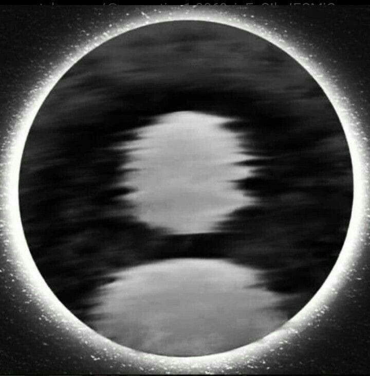 Rosto Triste Refletido em Superfície