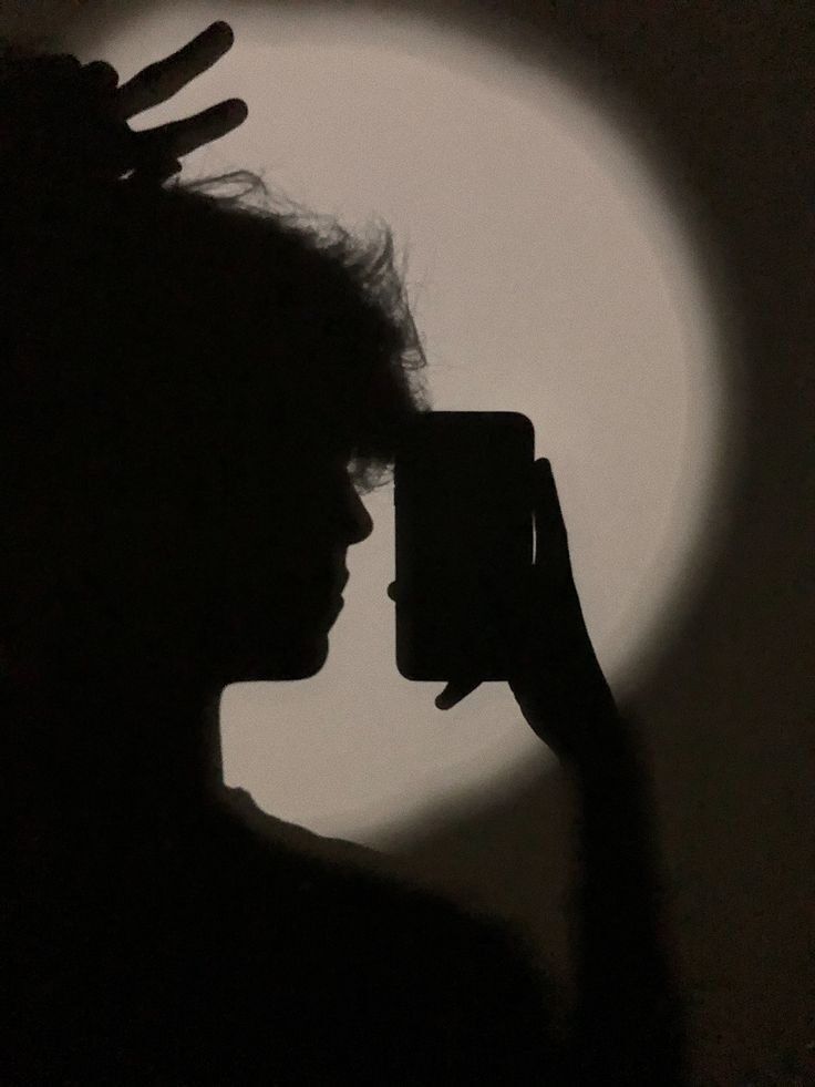 Silhueta com Smartphone: Foto de Perfil Criativa