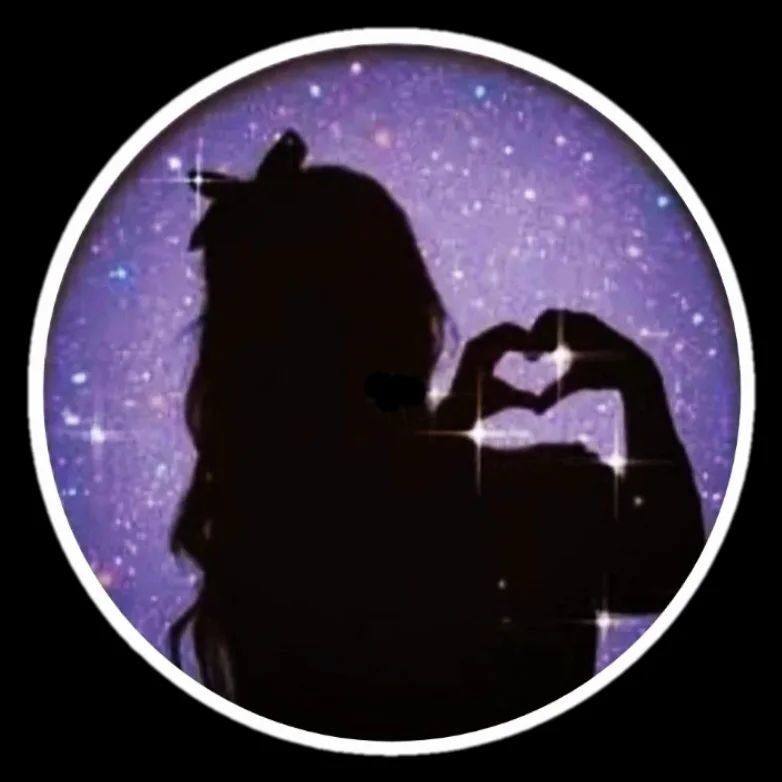 Silhueta de Coração com Mãos em Céu Estrelado