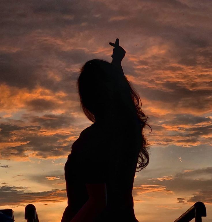 Silhueta de Mulher ao Pôr do Sol - Foto de Perfil Feminino