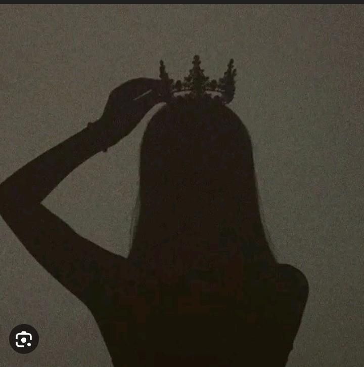 Silhueta Feminina com Coroa: Foto de Perfil Estilizada
