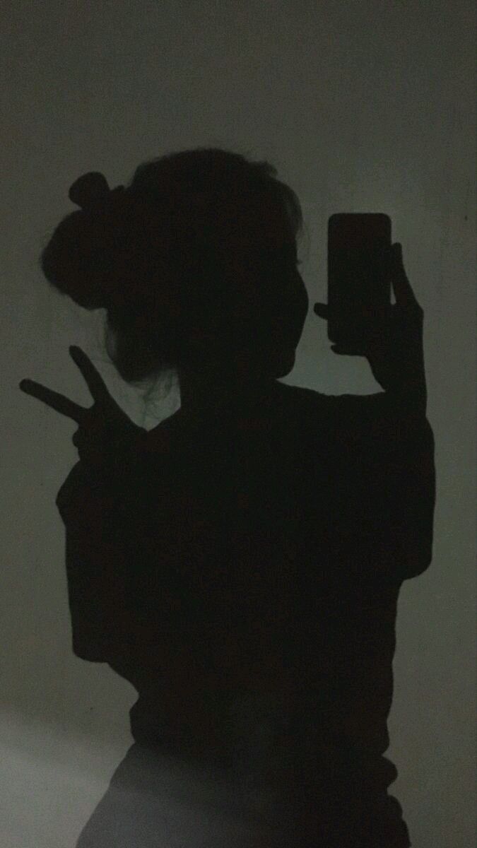 Silhueta Feminina em Foto de Perfil com Sinal de Paz
