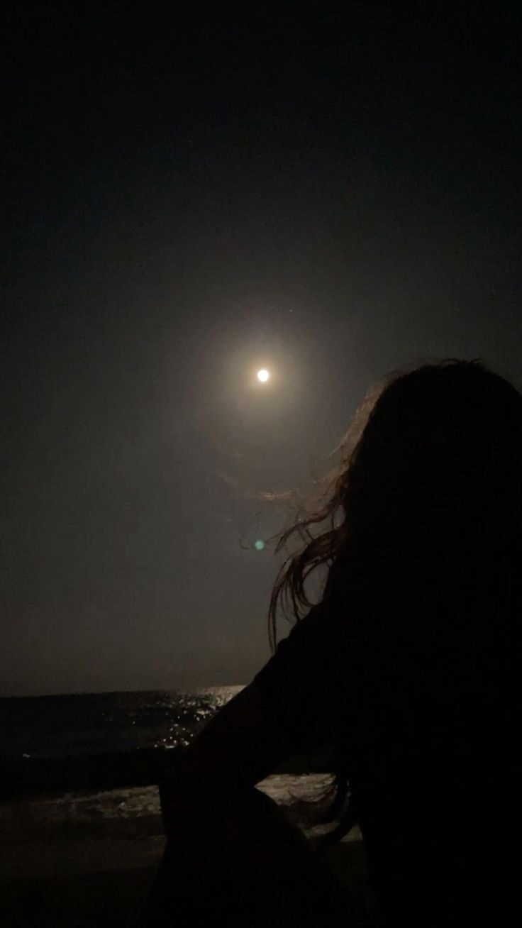 Silhueta Triste Frente ao Mar na Noite